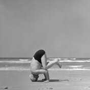 בו גוריון עומד על הראש